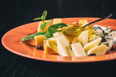 Bal ile farklı peynir