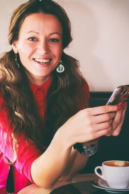 Kız kapuçino içiyor