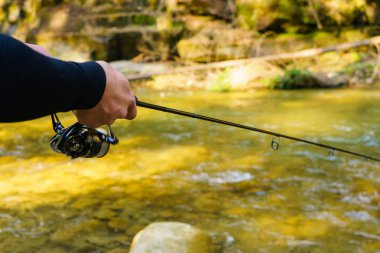 Balıkçı ormandaki bir güzel dağ Nehri üzerinde
