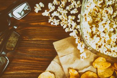 Cips, patlamış mısır ve 3d gözlük. sinema kavramı