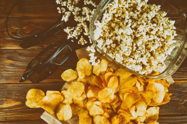 Cips, patlamış mısır ve 3d gözlük. sinema kavramı