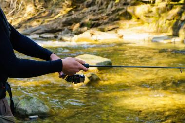 Balıkçı ormandaki bir güzel dağ Nehri üzerinde