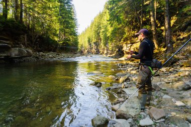 Balıkçı ormandaki bir güzel dağ Nehri üzerinde
