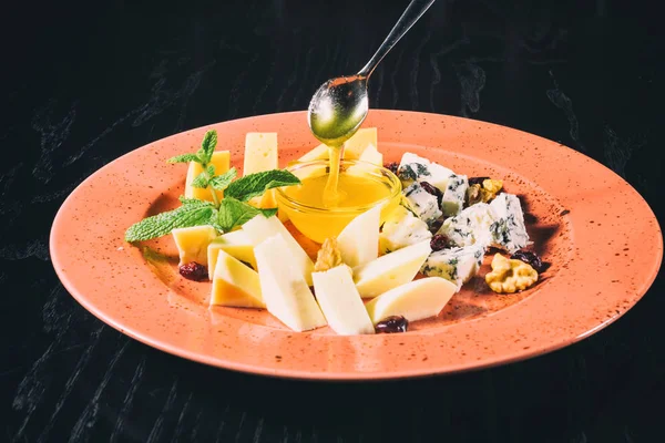 Bal ile farklı peynir