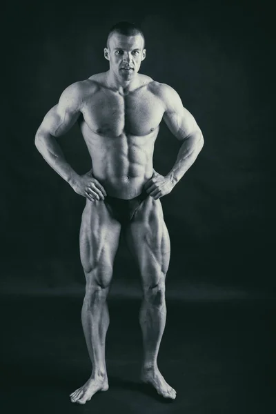 Un hombre entrenado en un gimnasio — Foto de Stock