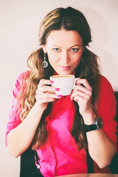 Ta holka pije cappuccino — Stock fotografie