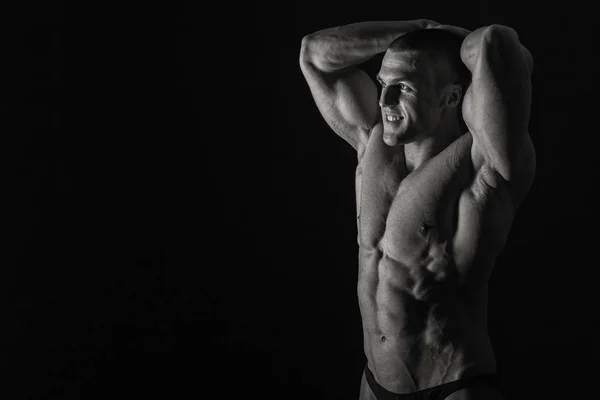 Um homem treinado em uma academia — Fotografia de Stock