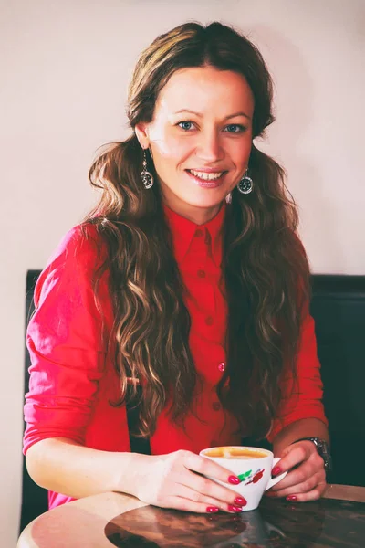 La ragazza sta bevendo cappuccino — Foto Stock