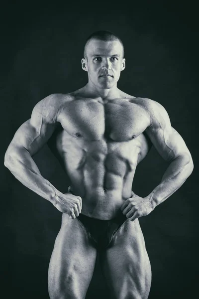 A trained man in a fitness club — Stock Photo, Image