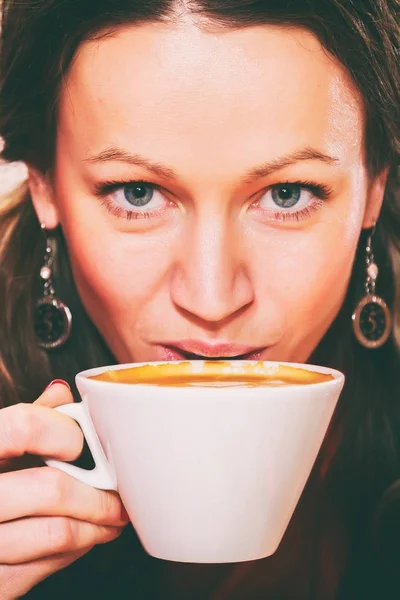 La chica está bebiendo capuchino. —  Fotos de Stock