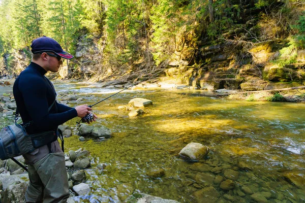 Pescador en un hermoso río de montaña en el bosque —  Fotos de Stock