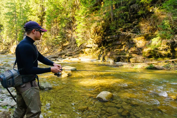 Pescatore su un bellissimo fiume di montagna nella foresta — Foto Stock