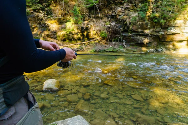 Fiskare på en härligt berg flod i skogen — Stockfoto