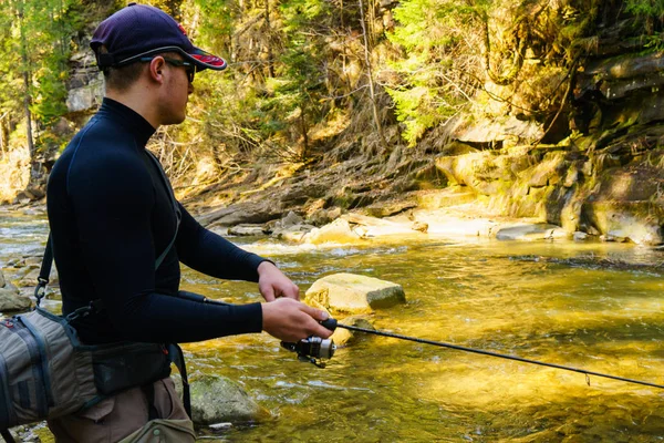 Pescatore su un bellissimo fiume di montagna nella foresta — Foto Stock