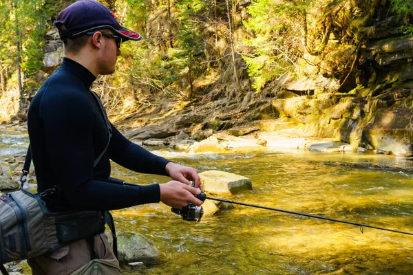 Fischer an einem schönen Gebirgsfluss im Wald — Stockfoto