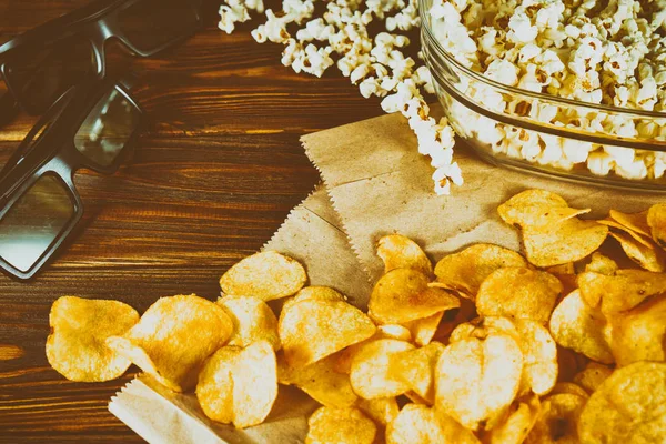 Chips, popcorn och 3d-glasögon. Cinema concept — Stockfoto