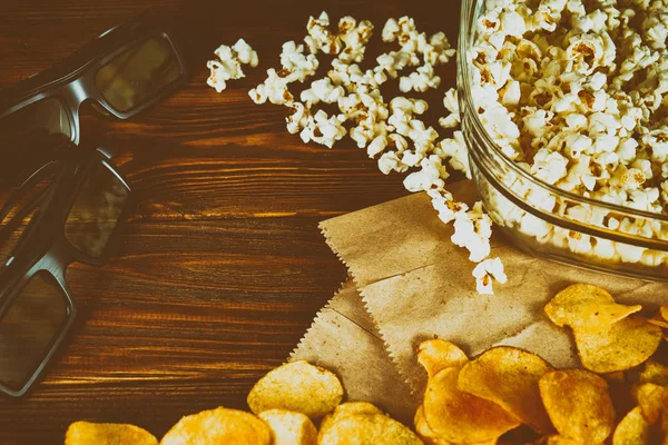 Chipsy, popcorn i okulary 3d. Kino koncepcja — Zdjęcie stockowe