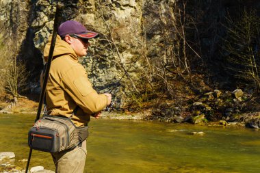 Balıkçı ormandaki bir güzel dağ Nehri üzerinde