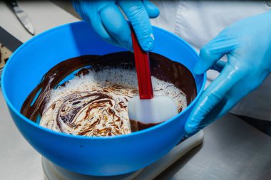 Çikolata ve krema karıştırma. Kremalı pasta