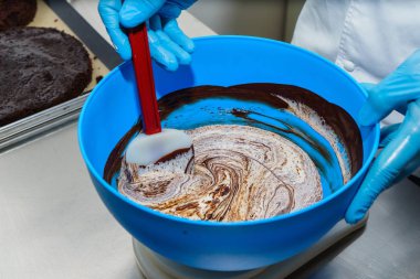 Çikolata ve krema karıştırma. Kremalı pasta