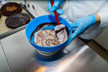 Çikolata ve krema karıştırma. Kremalı pasta