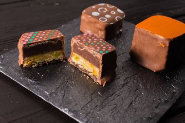 Masanın üzerine el yapımı şeker ..