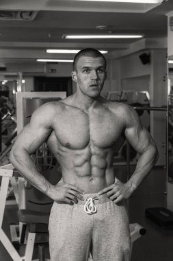 Spor salonunda vücut geliştirme