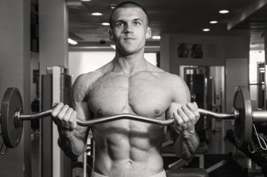 Spor salonunda vücut geliştirme