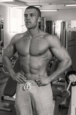 Spor salonunda vücut geliştirme