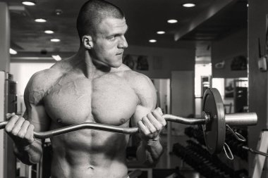 Spor salonunda vücut geliştirme