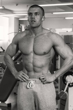 Spor salonunda vücut geliştirme