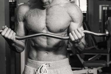 Spor salonunda vücut geliştirme