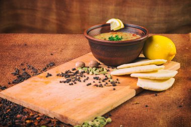 Masanın üzerine Arapça çorbası ..