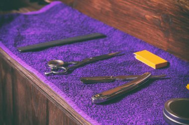 Araçlar Kuaför. Berber araçlar ahşap arka plan üzerinde