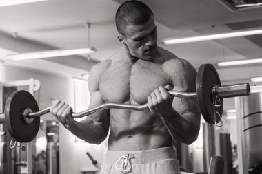 Spor salonunda vücut geliştirme