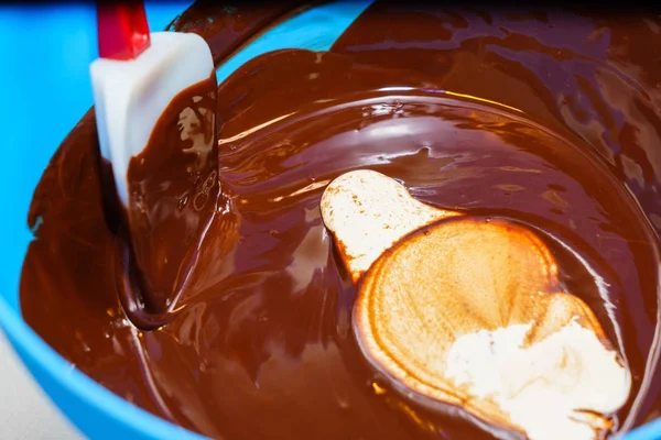 Mezclando chocolate y crema. Pastel de crema — Foto de Stock