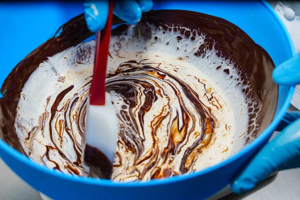 Mischen von Schokolade und Sahne. Sahnetorte — Stockfoto