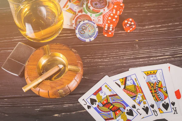 Sfondo poker su un tavolo di legno . — Foto Stock