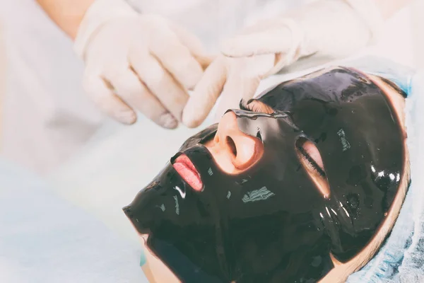 Kosmetikspritze im Wellness-Salon. Kosmetikerin spritzt der Patientin Injektion ins Gesicht. — Stockfoto
