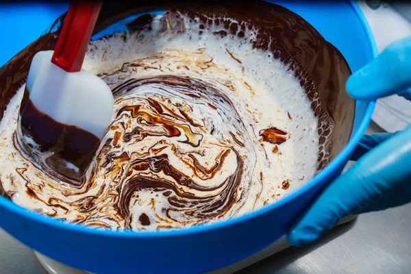 Смешивание шоколада и сливок. Cream Cake — стоковое фото