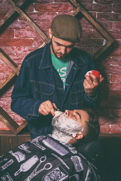 Taglio di capelli uomo Barbiere. Parrucchieri da uomo; barbieri . — Foto Stock