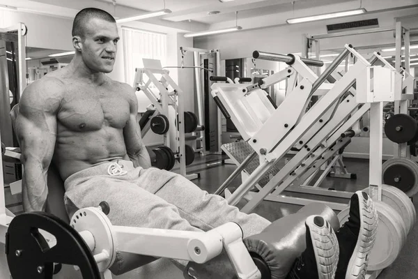 Allenamento di forza in palestra — Foto Stock