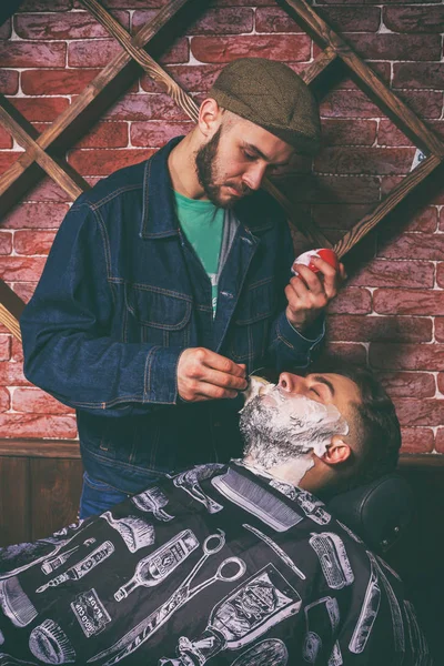 Taglio di capelli uomo Barbiere. Parrucchieri da uomo; barbieri . — Foto Stock