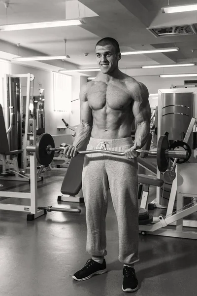 Allenamento di forza in palestra — Foto Stock