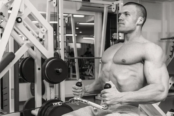 Entraînement de force dans la salle de gym — Photo