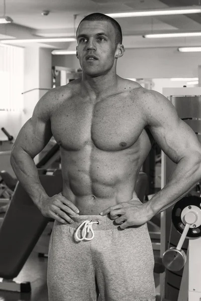 Entrenamiento de fuerza en el gimnasio — Foto de Stock