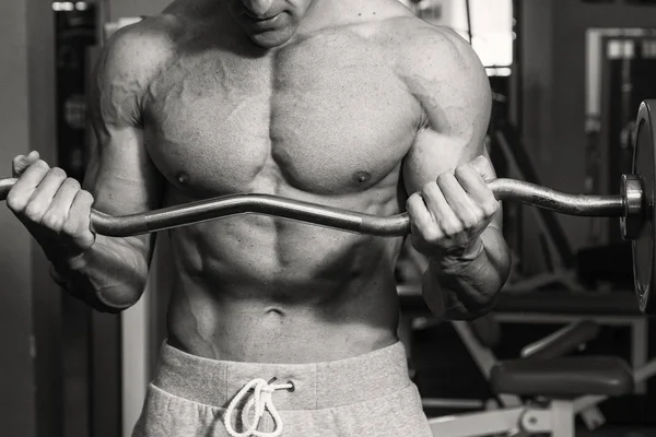 Spor salonunda vücut geliştirme