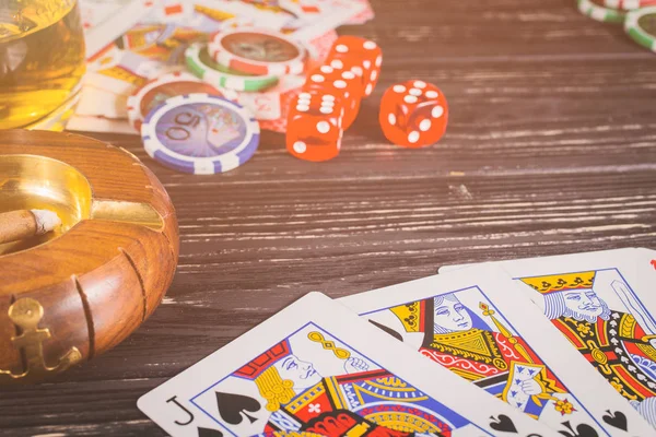 Hintergrundpoker auf einem Holztisch. — Stockfoto