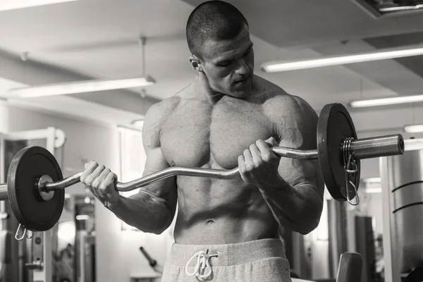 Entraînement de force dans la salle de gym — Photo