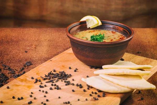 Суп на арабском языке на столе  .. — стоковое фото